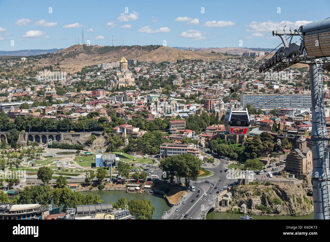 Vista guardando verso il basso sulla città di Tbilisi in Georgia. Foto Stock