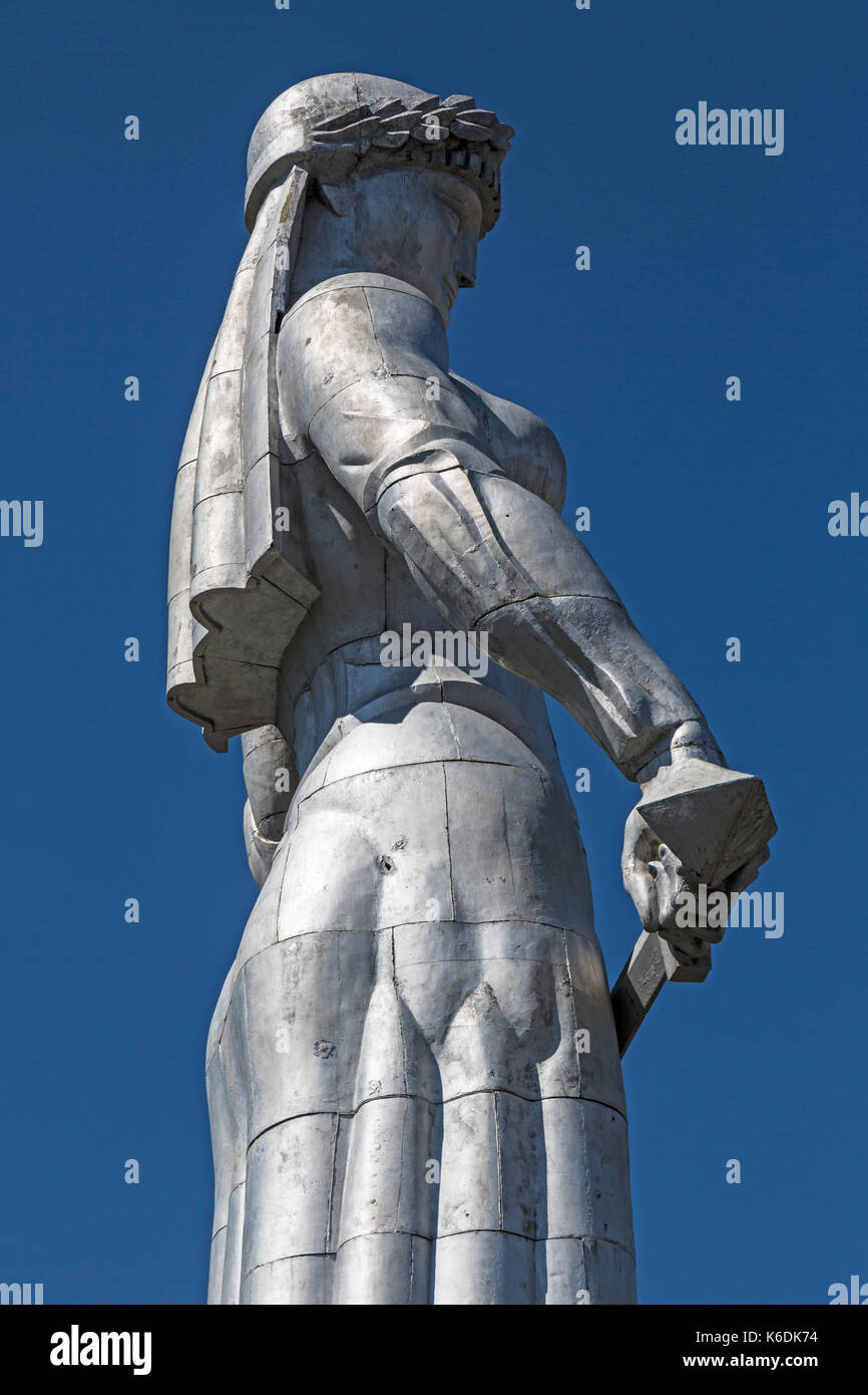 La statua di Kartlis Deda, Madre della Georgia a Tbilisi. Progettato da scultore georgiano Elguja Amashukel. Situato sulla Collina Sololaki. Foto Stock