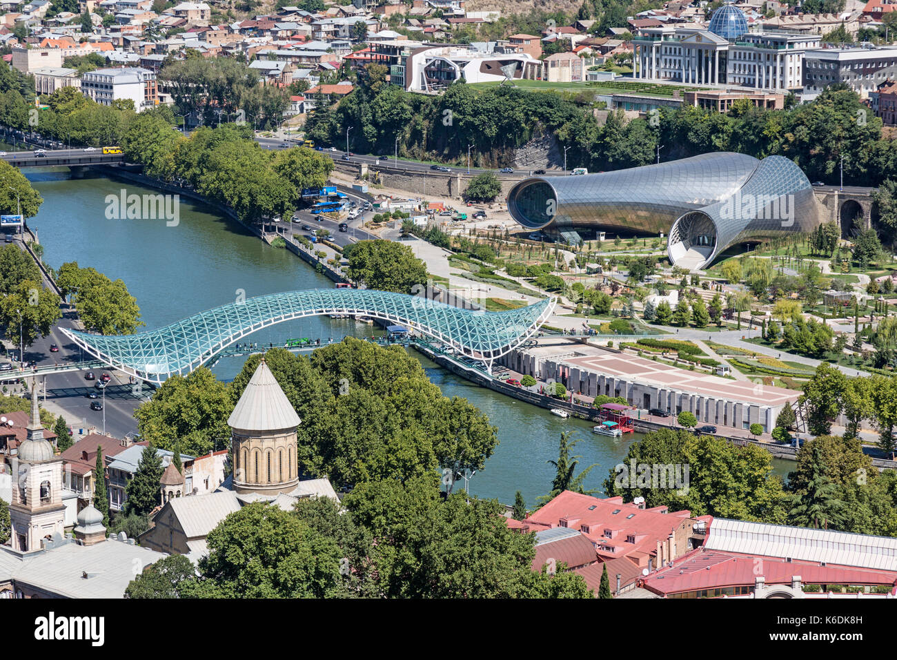 Vista su Tbilisi, capitale della Georgia, che mostra il ponte di pace, centro culturale, e del fiume Kura. Foto Stock