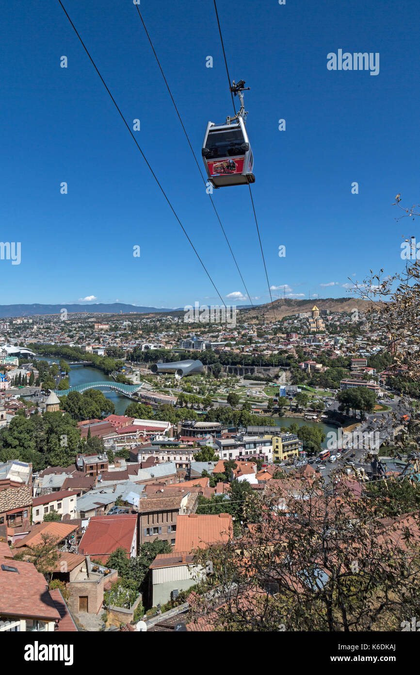 Vista guardando verso il basso sulla città di Tbilisi in Georgia, mostrando la funivia che collega la città alta area con la parte inferiore. Foto Stock