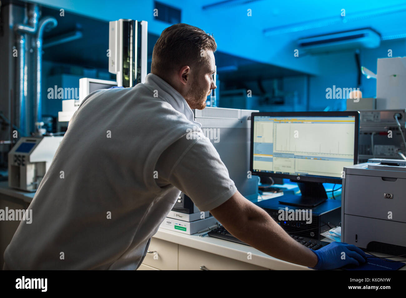 Maschio senior researcher di effettuare attività di ricerca scientifica in un laboratorio (shallow dof; dai toni di colore immagine) Foto Stock