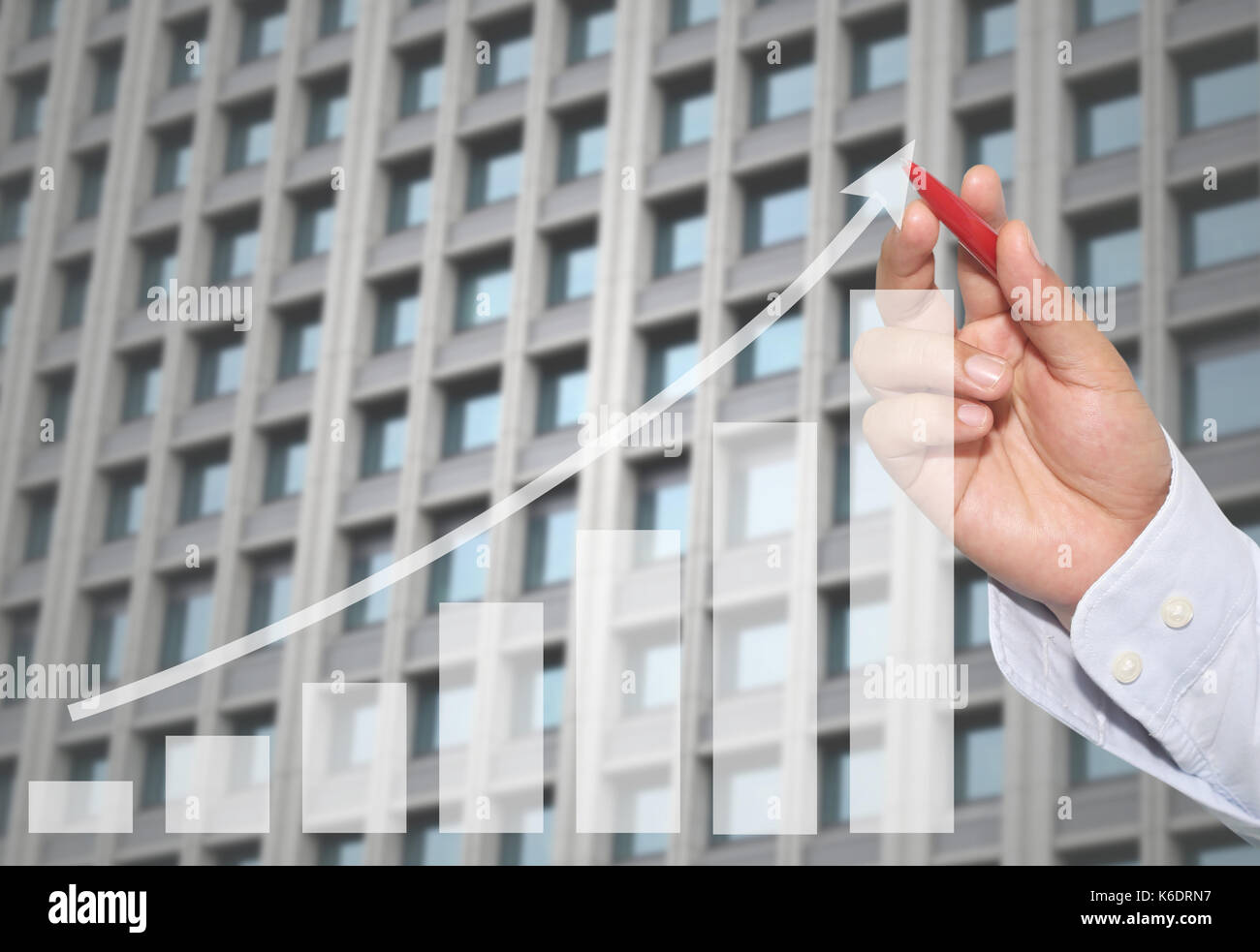 Imprenditore al punto di picco del grafico di business sul grattacielo astratta sfondo parete,concetto simboli finanziari provenienti il successo e la redditività. Foto Stock