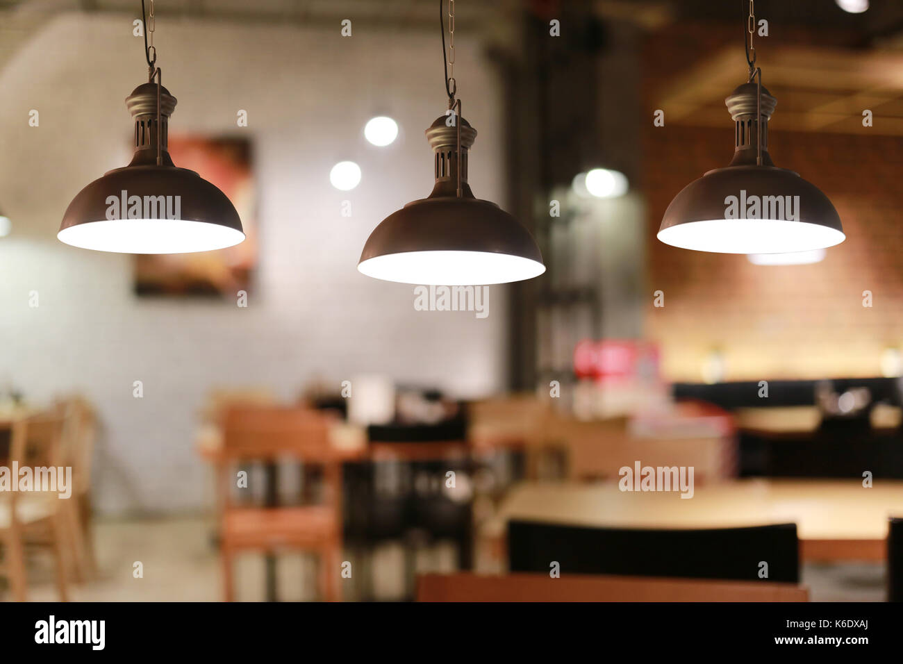 Lampade vintage in un ristorante,concetto di interno con luci. Foto Stock