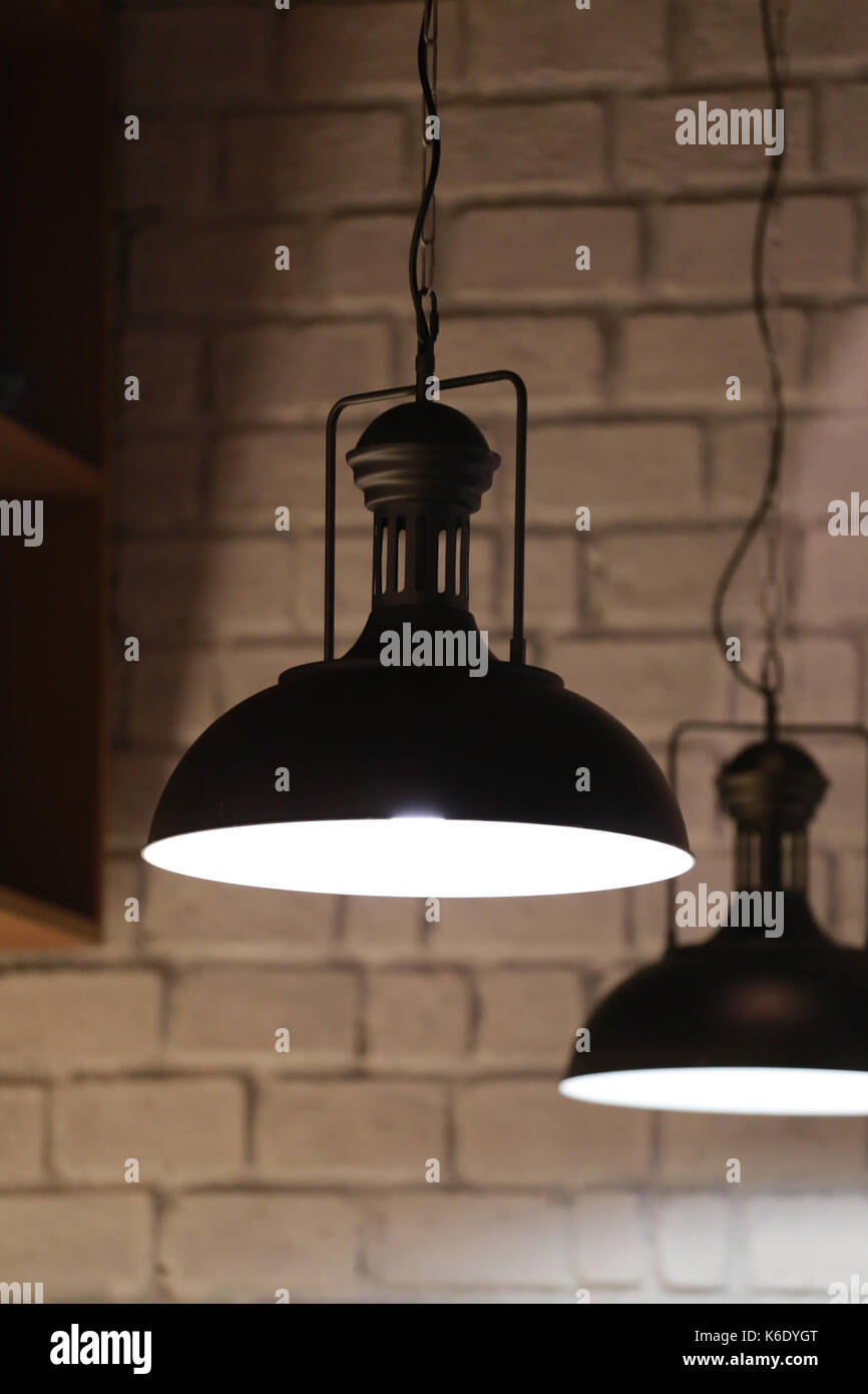 Lampade vintage in un ristorante,concetto di interno con luci. Foto Stock