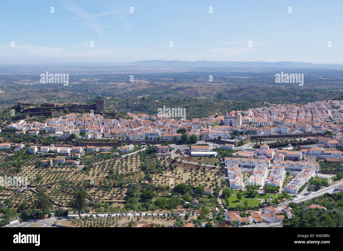 Panoramica della condotta adduttrice di Castelo de Vide dall'eremo di Nossa Senhora da Penha. Alentejo, Portogallo Foto Stock