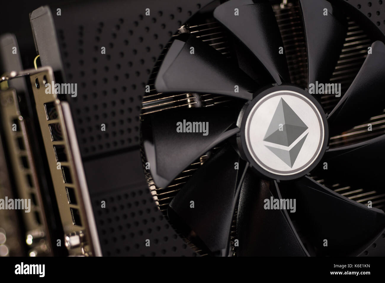 Ethereum coin cryptocurrency digitale mining rig farm utilizzando le schede grafiche Foto Stock