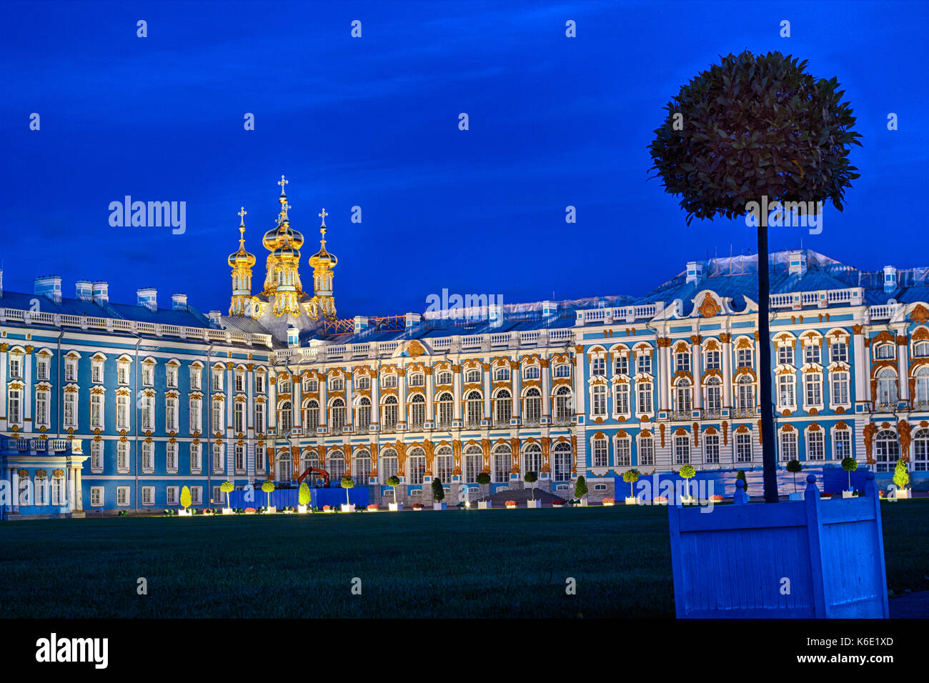 In tarda serata presso il Palazzo di Caterina la residenza estiva degli Zar russo a Pushkin, San Pietroburgo. square e alberi Foto Stock