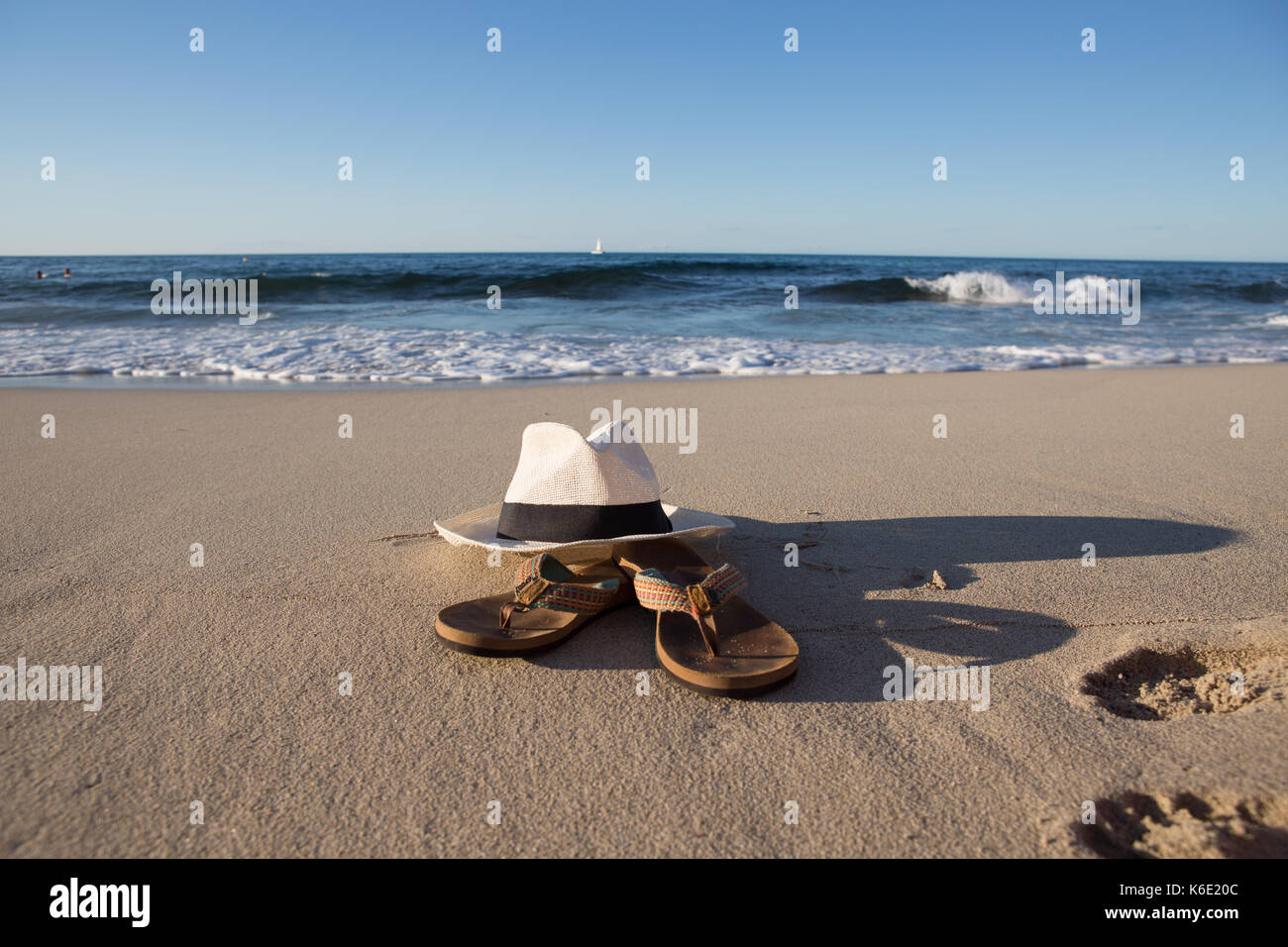 L'Europa, Spagna, Balearen, Mallorca, Cala Mesquida - Summerfeeling - un cappello bianco e Flip Flop sono giacenti da sole in spiaggia Foto Stock