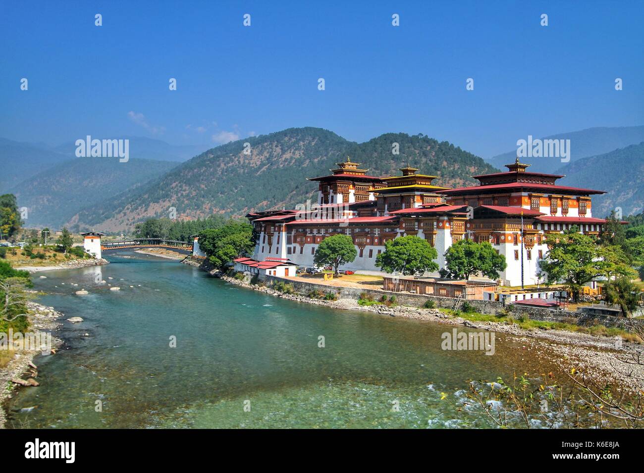 Punakha Dzong monastero o Pungthang Dewachen Phodrang (Palazzo di grande felicità) e Mo Chhu river in Punakha, la vecchia capitale del Bhutan. Foto Stock