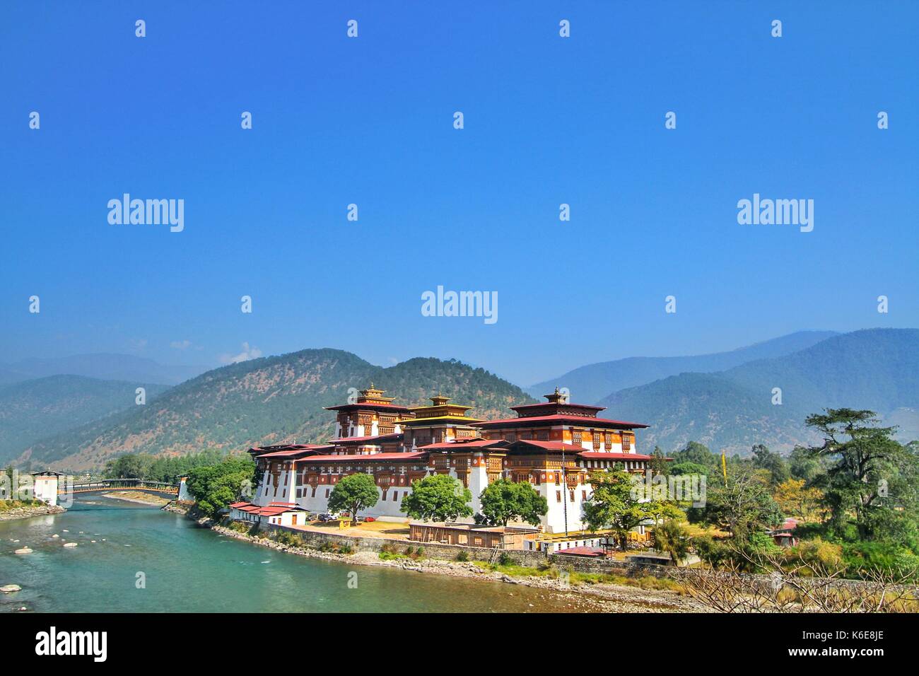 Punakha Dzong monastero o Pungthang Dewachen Phodrang (Palazzo di grande felicità) e Mo Chhu river in Punakha, la vecchia capitale del Bhutan. Foto Stock