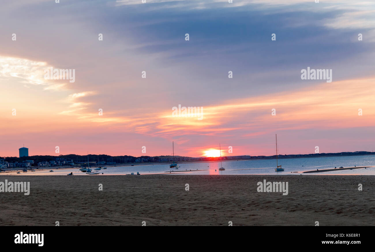 Sunrise a Provincetown in Massachusetts attraverso la baia di Cape Cod. Foto Stock