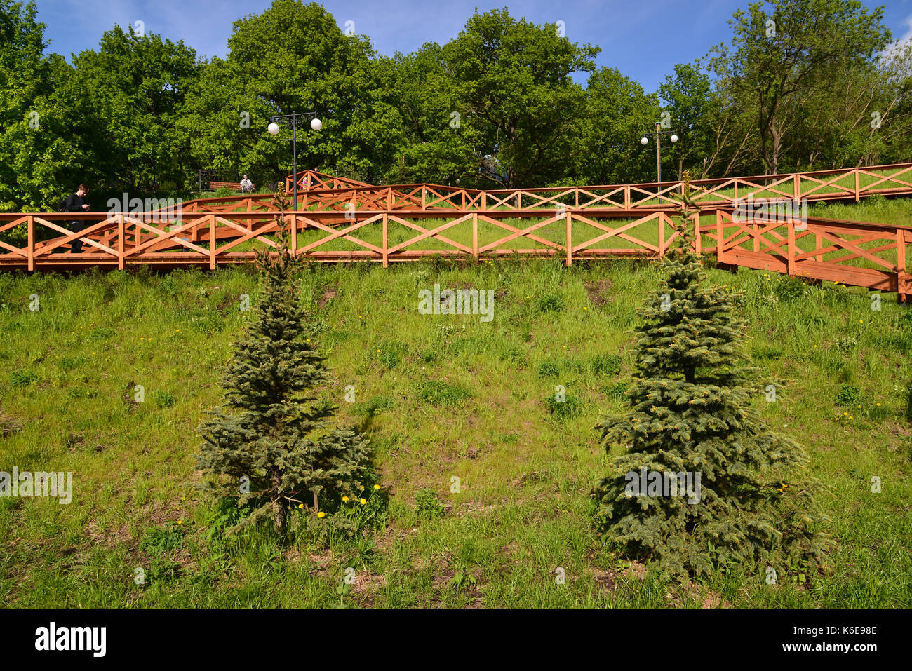 Scale di legno in pubblico eco park shore a Khimki, Russia Foto Stock