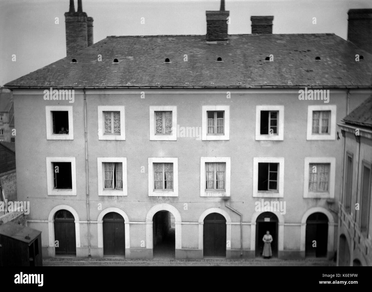 AJAXNETPHOTO. 1891-1910 (circa). SAINT-LO REGIONE, Normandia, Francia. - Grande RESIDENTIALPROPERTY con una donna in piedi in un portale ad arco. fotografo:sconosciuto © IMMAGINE DIGITALE COPYRIGHT VINTAGE AJAX Picture Library Fonte: AJAX FOTO VINTAGE COLLEZIONE REF:AVL FRA 1890 10 Foto Stock