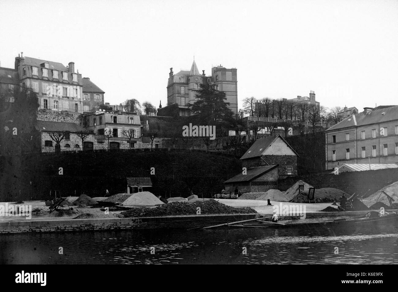 AJAXNETPHOTO. 1891-1910 (circa). SAINT LO, Francia. - Edifici residenziali che si affaccia la VIRE aggregato di fiume DEPOT CON CARICAMENTO CHIATTA. fotografo:sconosciuto © IMMAGINE DIGITALE COPYRIGHT VINTAGE AJAX Picture Library Fonte: AJAX FOTO VINTAGE COLLEZIONE REF:AVL FRA 1890 13 Foto Stock