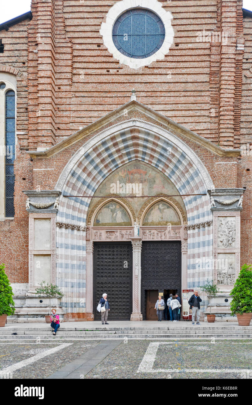 Italia VERONA INGRESSO ALLA BASILICA DI SANT ANASTASIA Foto Stock