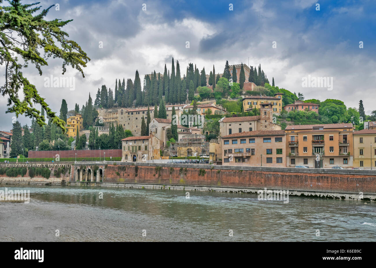 Italia Verona guardando attraverso il fiume Adige al CASTEL SAN PIETRO Foto Stock
