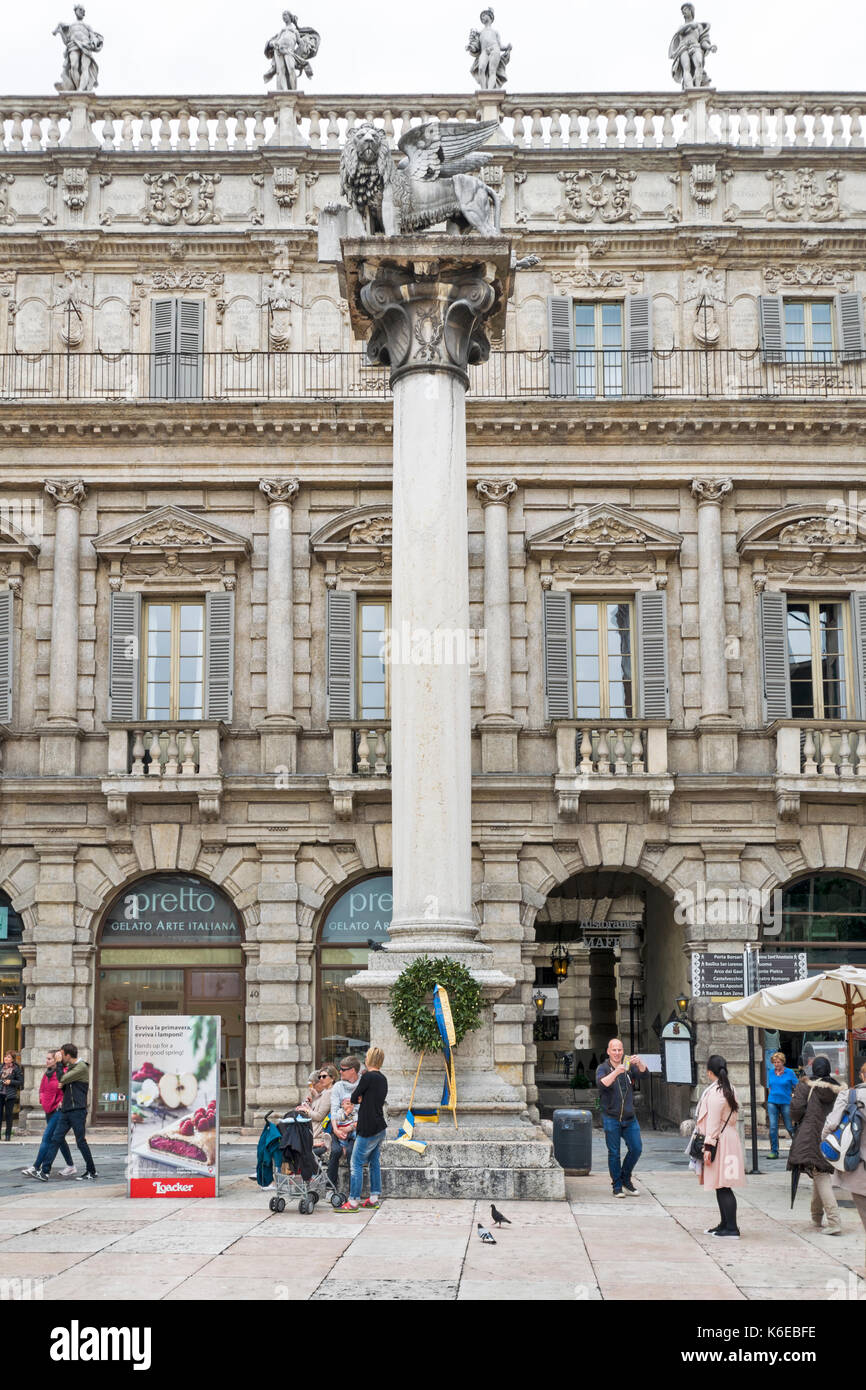 Italia Verona la piazza delle Erbe con marmo bianco colonna sulla quale si trova la statua di ST MARKS leone simbolo della Repubblica di Venezia Foto Stock