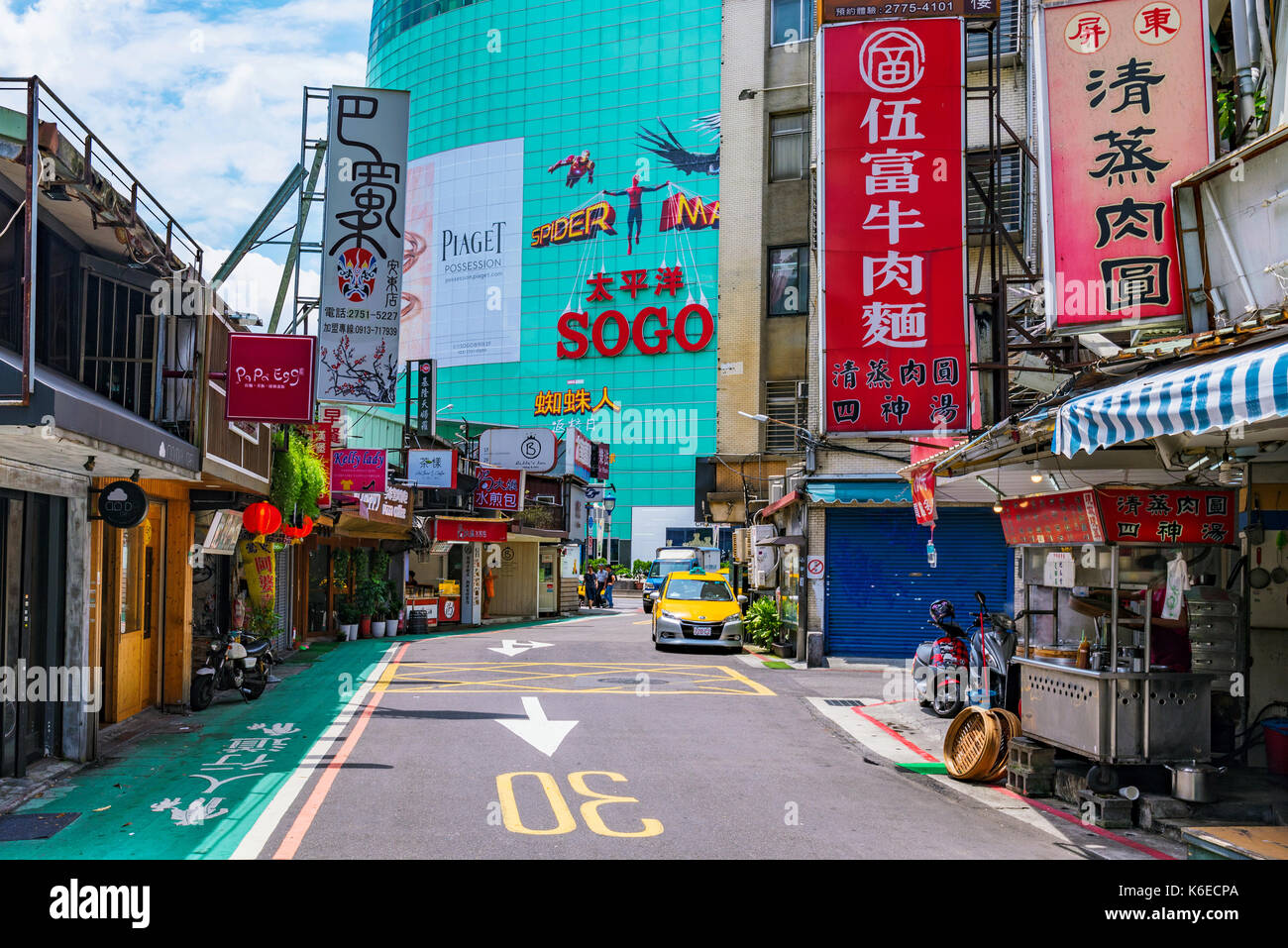 Taipei, Taiwan - 27 giugno: questa è una strada laterale con tradizionali taiwanesi ristoranti e negozi locali di Zhongxiao Fuxing area dello shopping su giu Foto Stock
