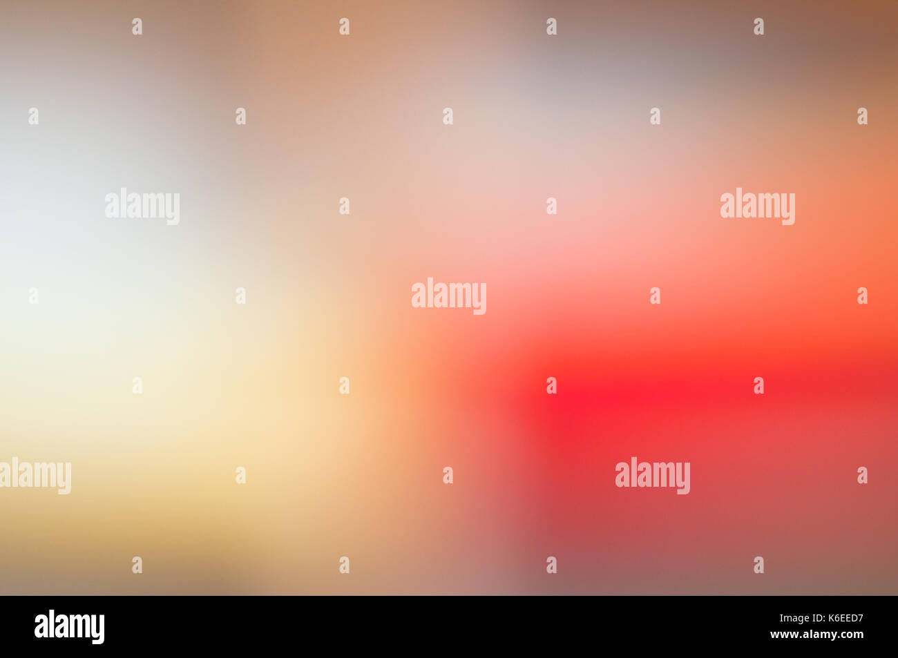 Abstract, morbida sfocatura dello sfondo con la fusione di tonalità di bianco, giallo e rosso. Foto Stock