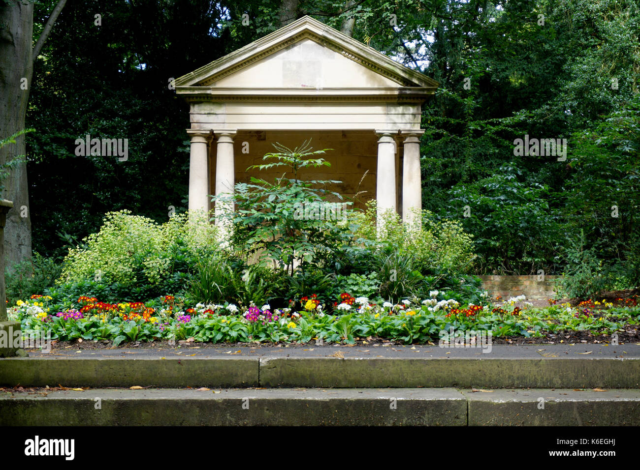 Middlesbrough stewart park alberi all'inizio dell'autunno con il giardino del tempio ornamento e fiori Foto Stock