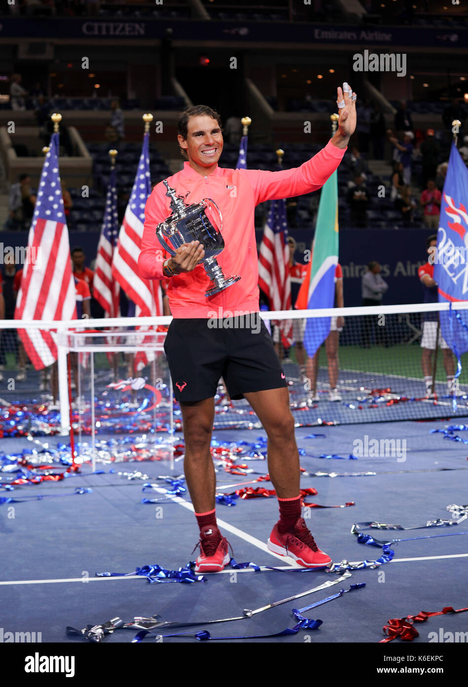 New york, ny, Stati Uniti d'America - 10 settembre 2017: Rafael Nadal di Spagna detiene il campione del trofeo dopo vinning contro kevin anderson del sud africa a us open championships a Billie Jean King National Tennis Center Foto Stock