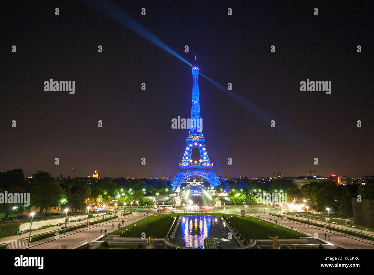 Un fascio di luce blu sulla punta dell'illuminato torre eiffel Champ de Mars parigi francia europa Foto Stock