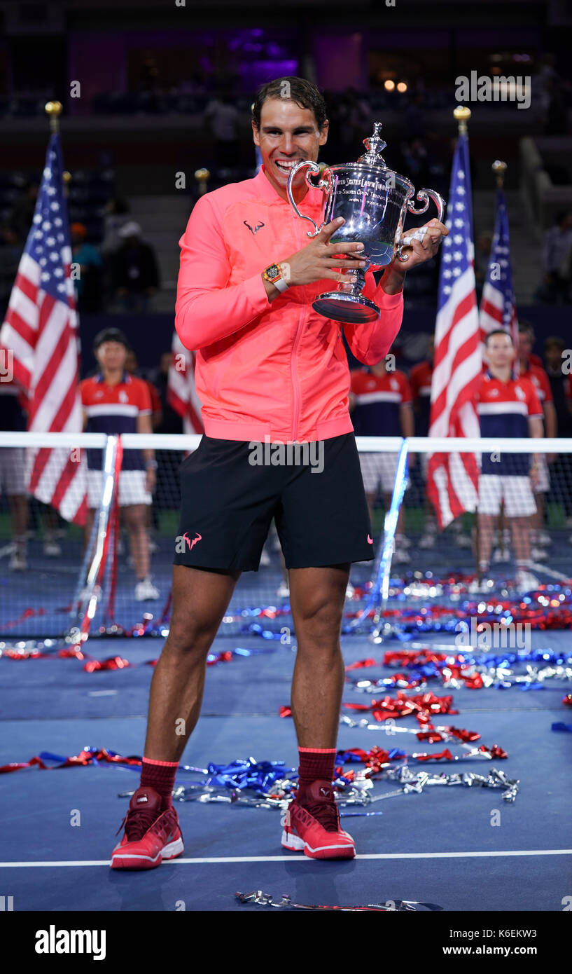 New york, ny, Stati Uniti d'America - 10 settembre 2017: Rafael Nadal di Spagna detiene il campione del trofeo dopo vinning contro kevin anderson del sud africa a us open championships a Billie Jean King National Tennis Center Foto Stock