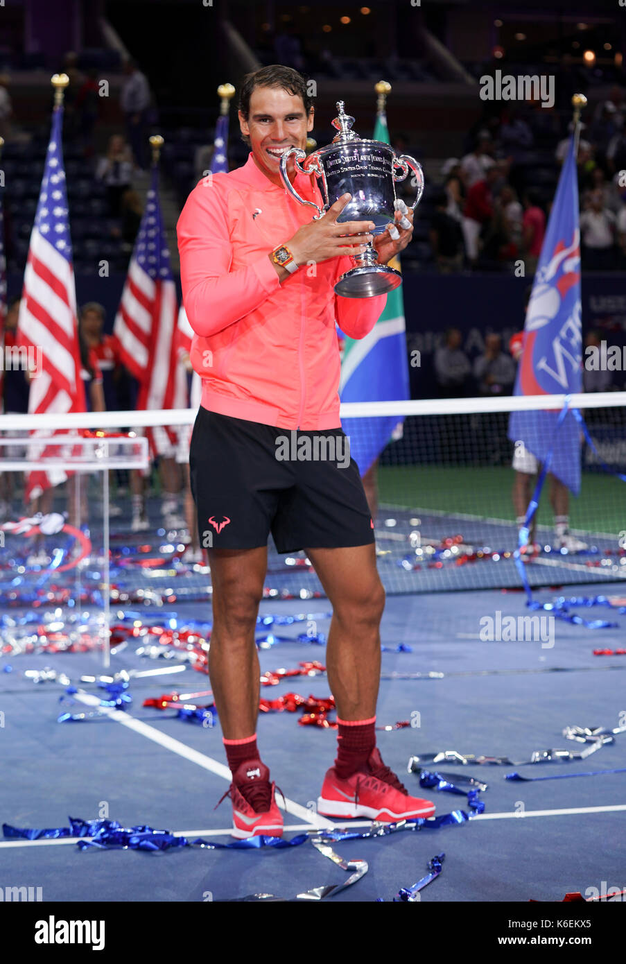 New york, ny, Stati Uniti d'America - 10 settembre 2017: Rafael Nadal di Spagna detiene il campione del trofeo dopo vinning contro kevin anderson del sud africa a us open championships a Billie Jean King National Tennis Center Foto Stock