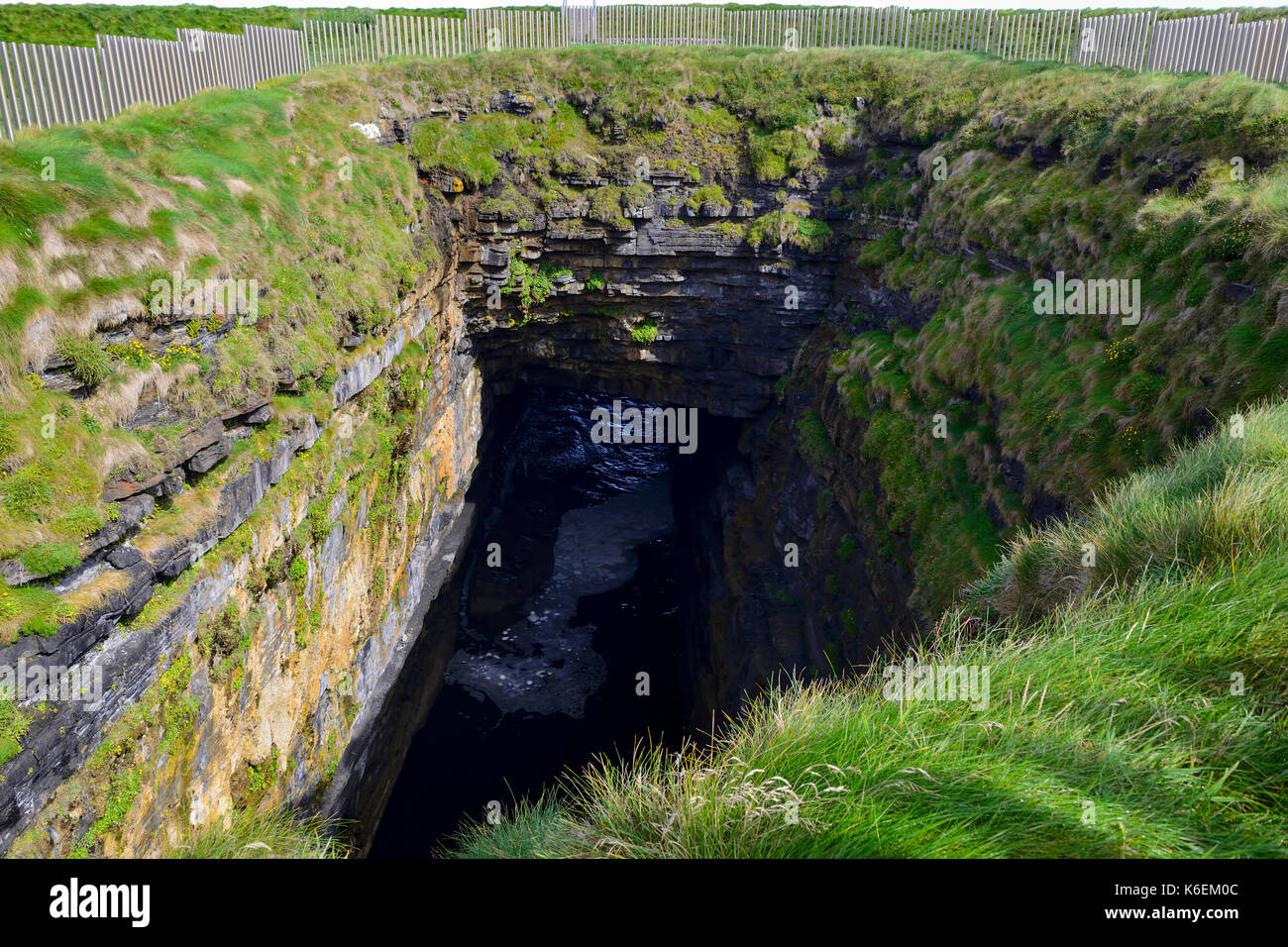 Canale sotterraneo e blowhole a Downpatrick Head, County Mayo, Repubblica di Irlanda Foto Stock