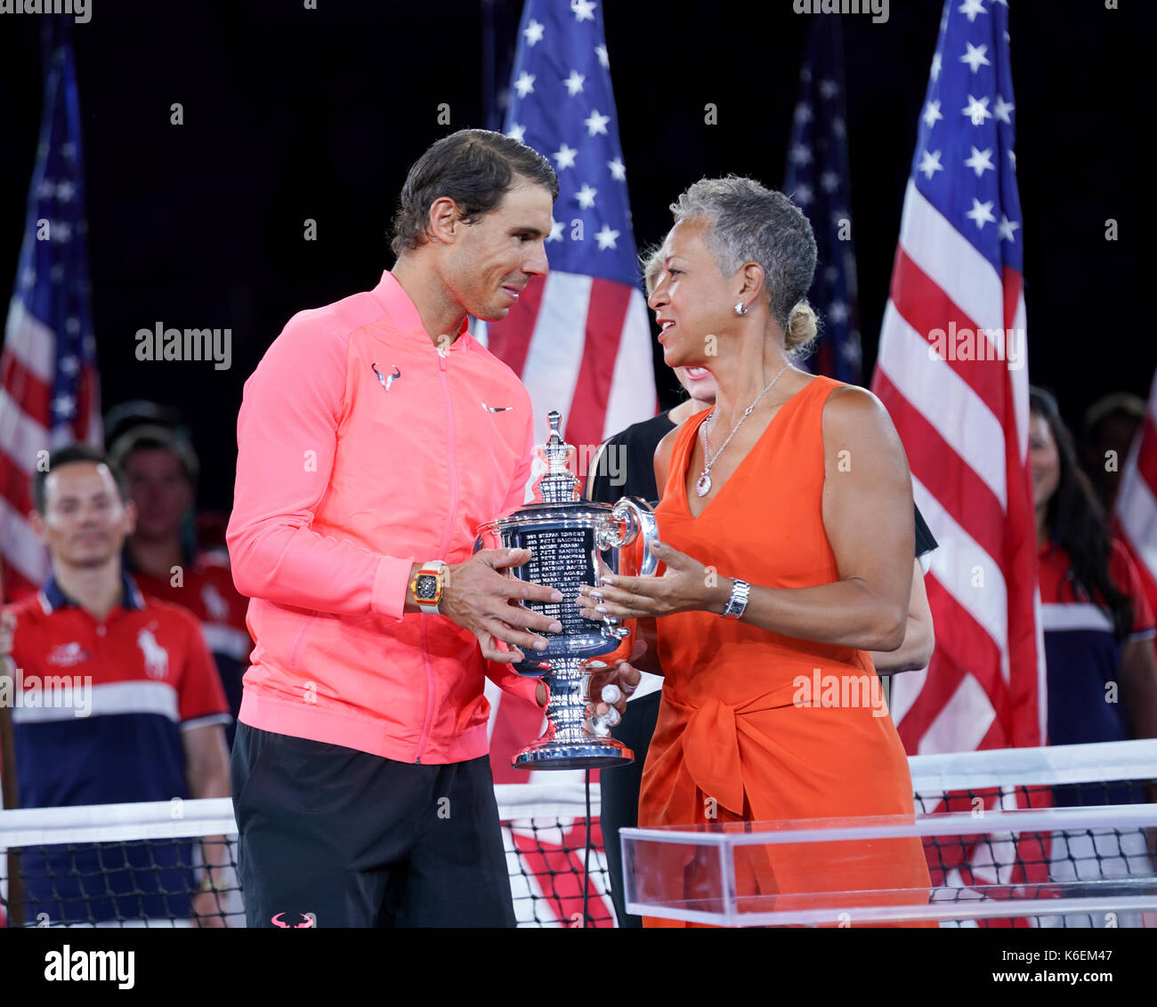 New york, ny, Stati Uniti d'America - 10 settembre 2017: Rafael Nadal di Spagna riceve il campione del trofeo da katrina adams a us open championships a Billie Jean King National Tennis Center Foto Stock