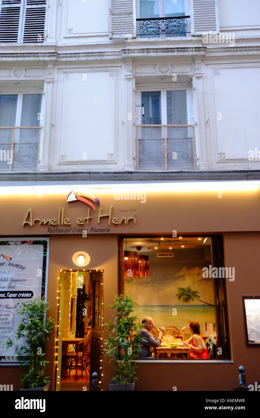 Un paio di cenare in un ristorante Creolo in Rue Audran, Montmartre, Parigi Foto Stock