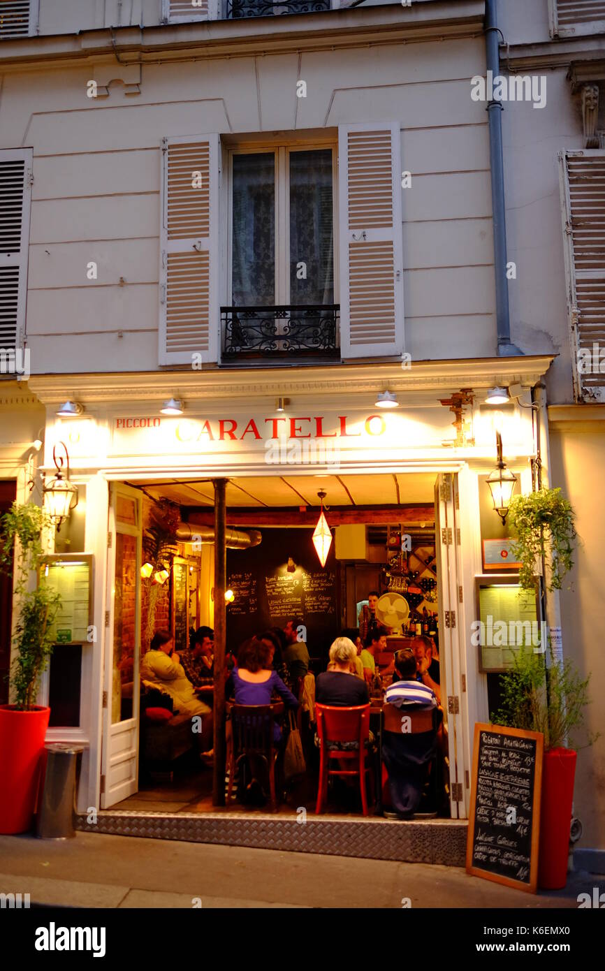 Un ristorante italiano in Rue Audran in Montmartre, Parigi piena di sera diners Foto Stock