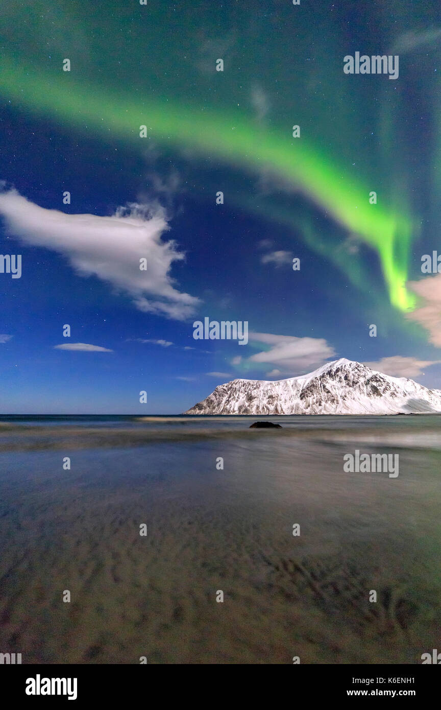 Luci del nord sul cielo skagsanden. isole Lofoten Norvegia del nord europa Foto Stock
