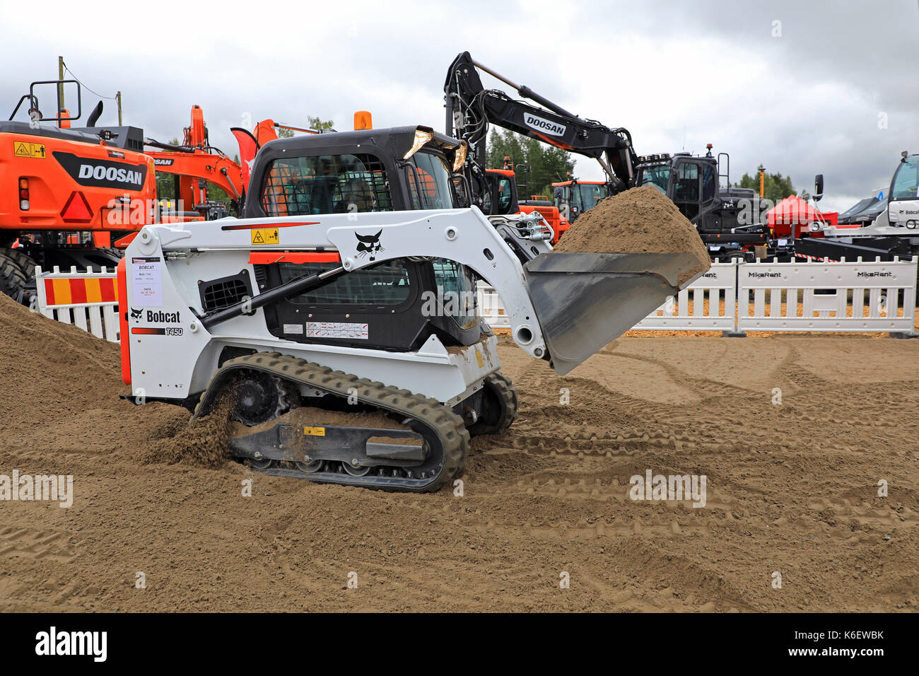 Hyvinkää, Finlandia - 8 Settembre 2017: Operatore sposta secchi di sabbia in una dimostrazione di lavoro con Bobcat T450 caricatore cingolato compatto su Maxpo 2017. Foto Stock