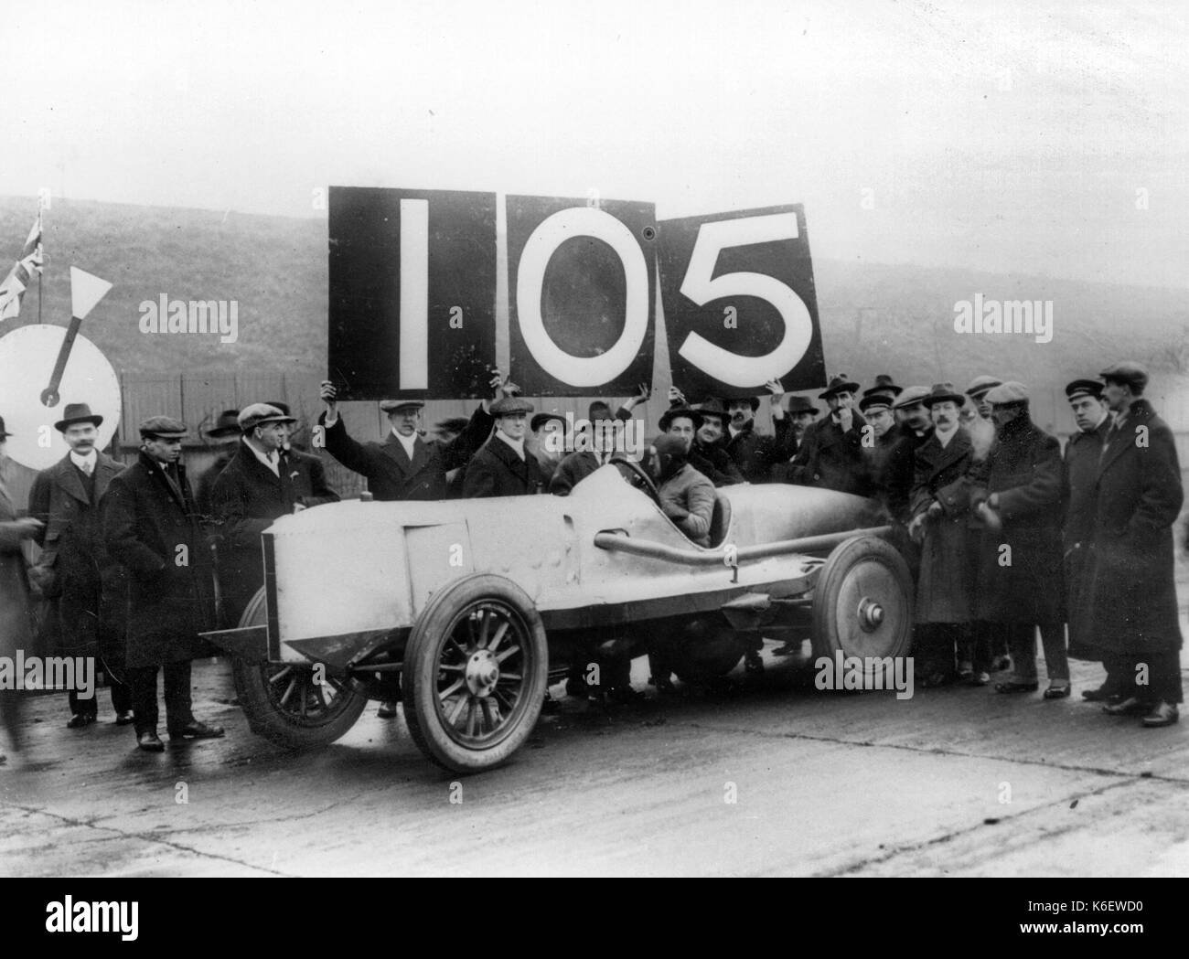 Percy lambert nel 25hp talbot dopo la rottura di velocità record a brooklands 1913 Foto Stock