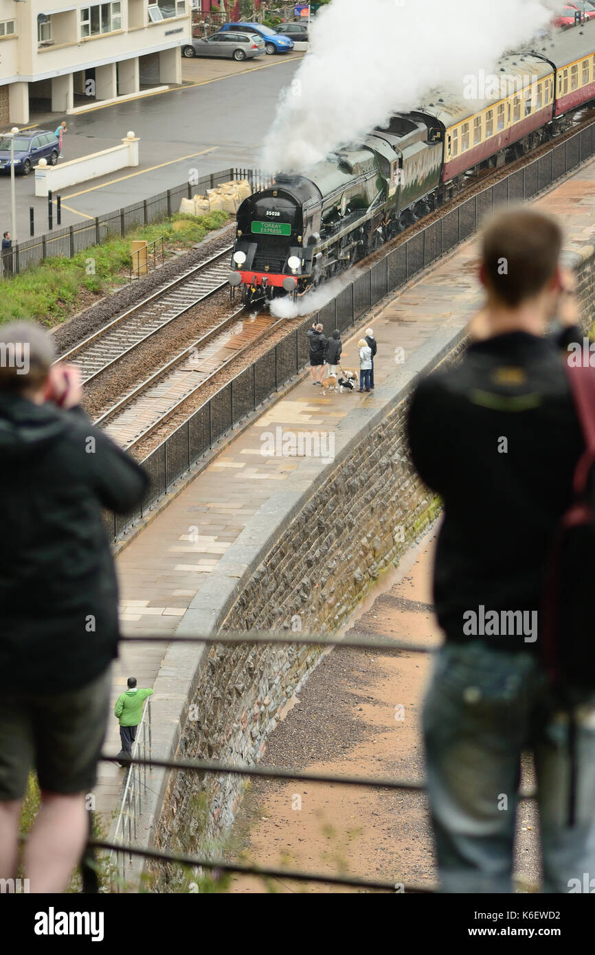 Guardare la gente Torbay Express passando attraverso Dawlish, trainati dalla Marina Mercantile classe loco n. 35028 Linea Clan. Foto Stock