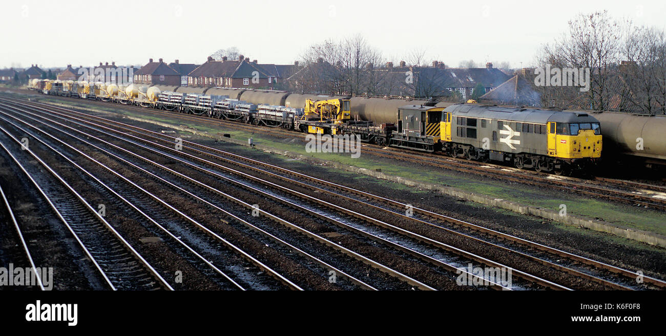 Classe 31 locomotore con un treno di elettrificazione a York negli anni ottanta Foto Stock