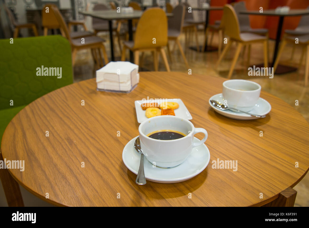Due tazze di caffè e biscotti in una caffetteria. Foto Stock