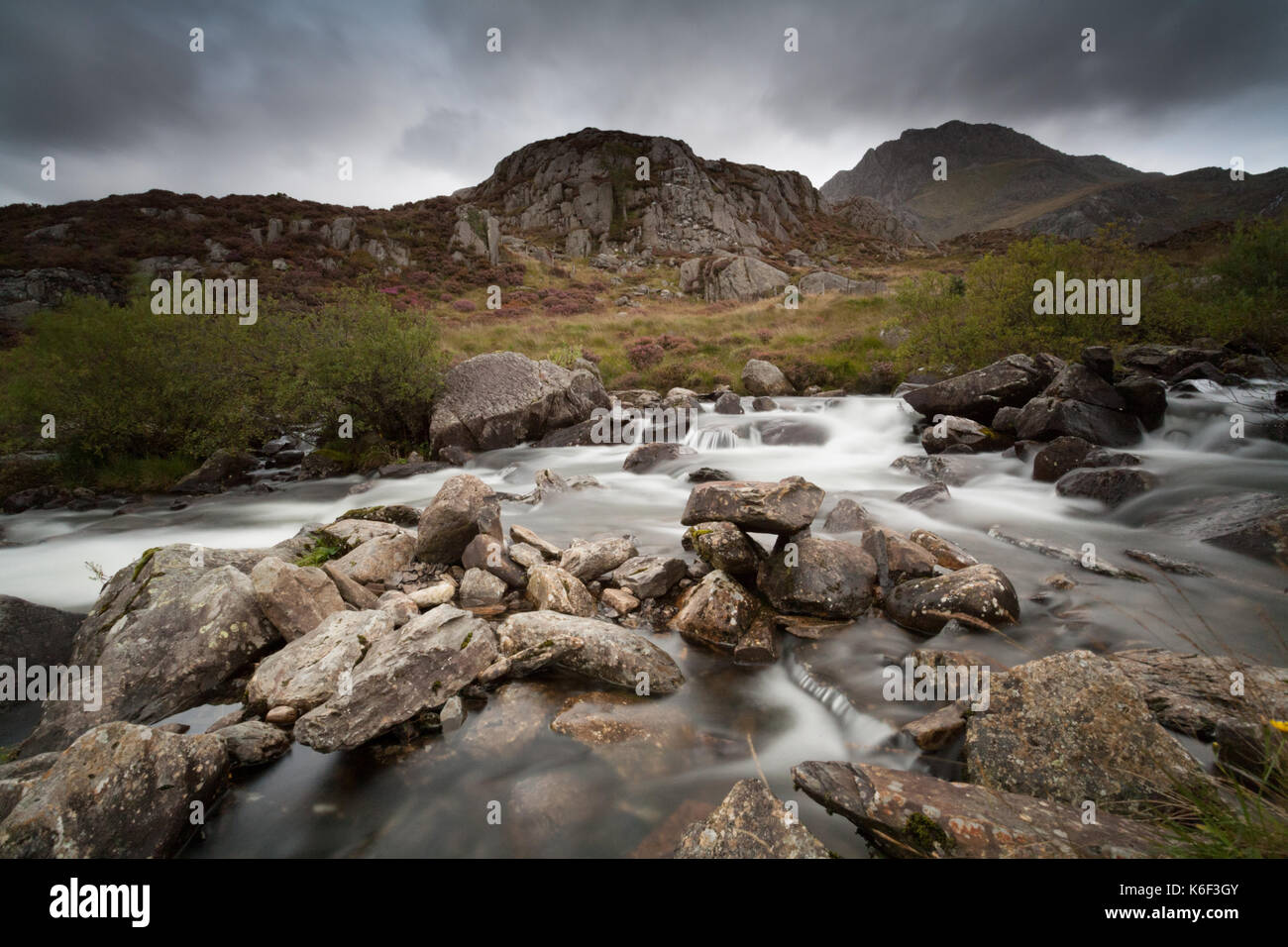 Rhaeadr ogwen (ogwen cade) in nant ffrancon valle, con tyrfan nella distanza, nel parco nazionale di Snowdonia, Wales, Regno Unito. Foto Stock