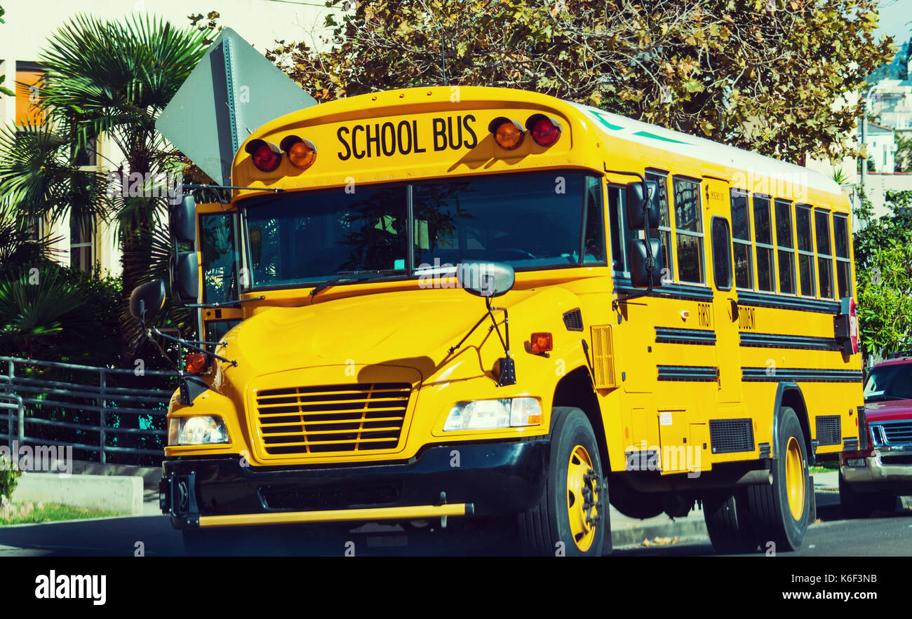 Scuola bus parcheggiato dalla scuola di Los Angeles in California Foto Stock