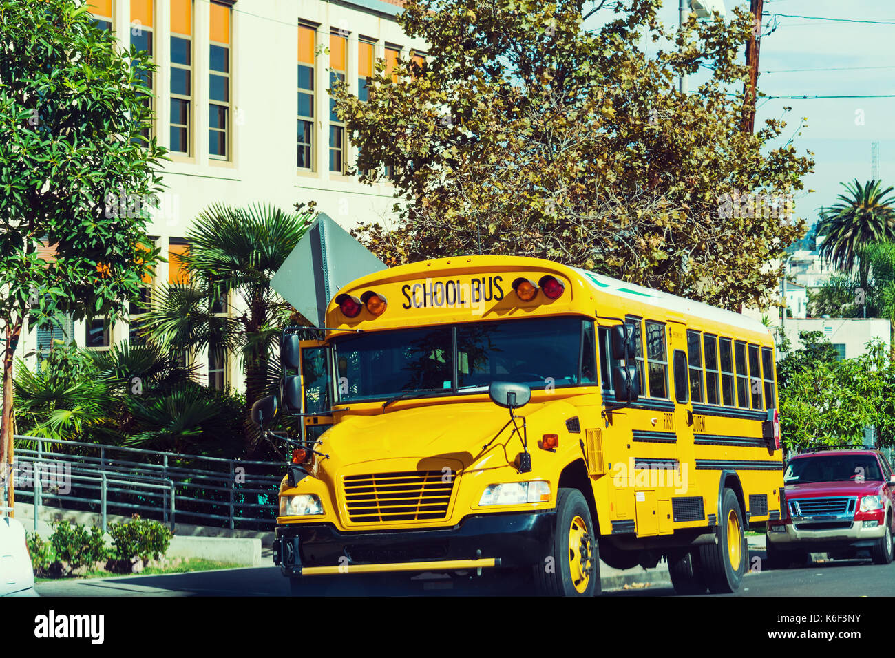 Scuola bus parcheggiato dalla scuola di Los Angeles in California Foto Stock