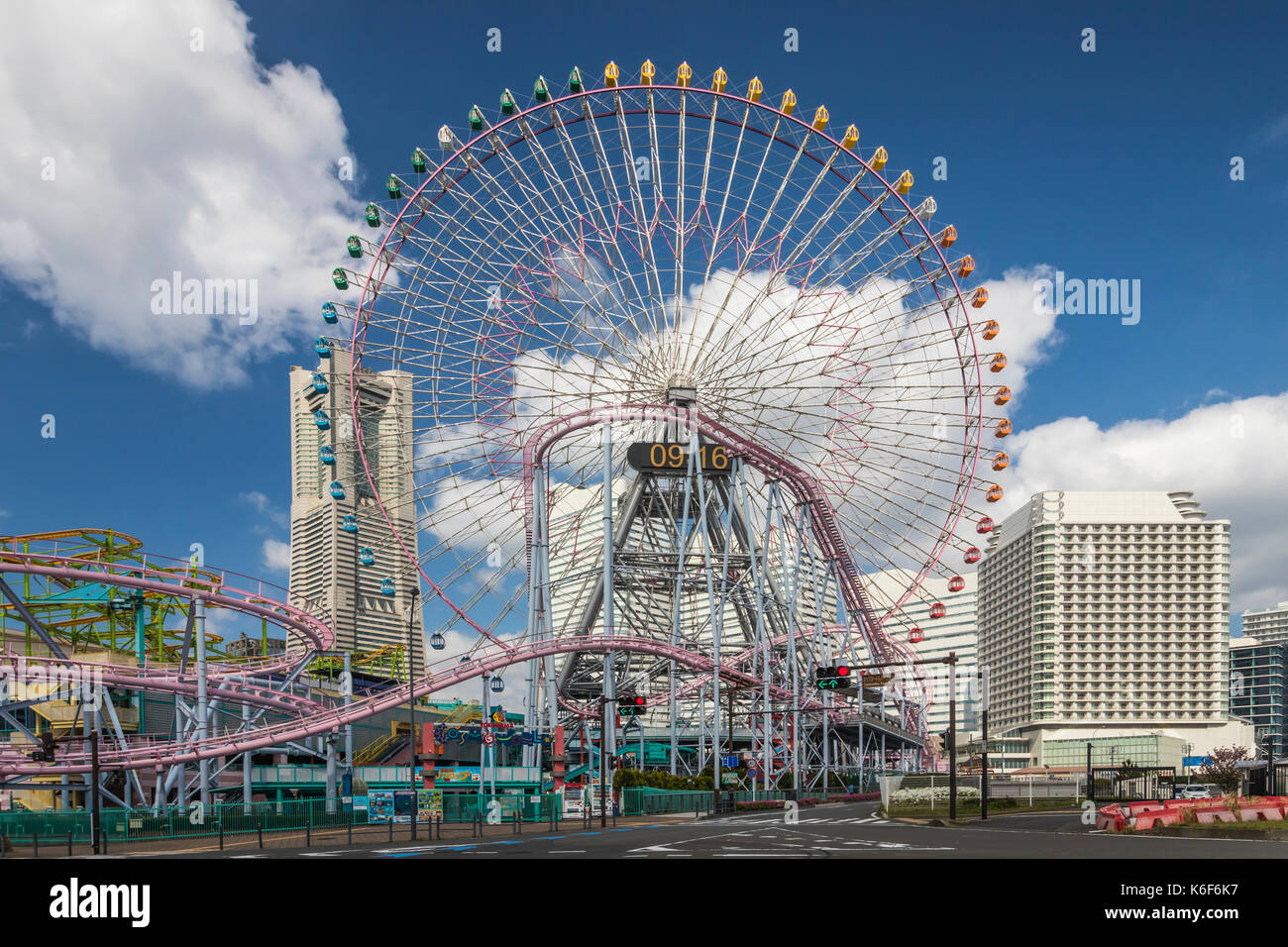 Il Cosmoworld parco divertimenti in Minato Mirai 21 seaside area urbana presso il porto della città di Yokohama, Giappone, Asia. Foto Stock