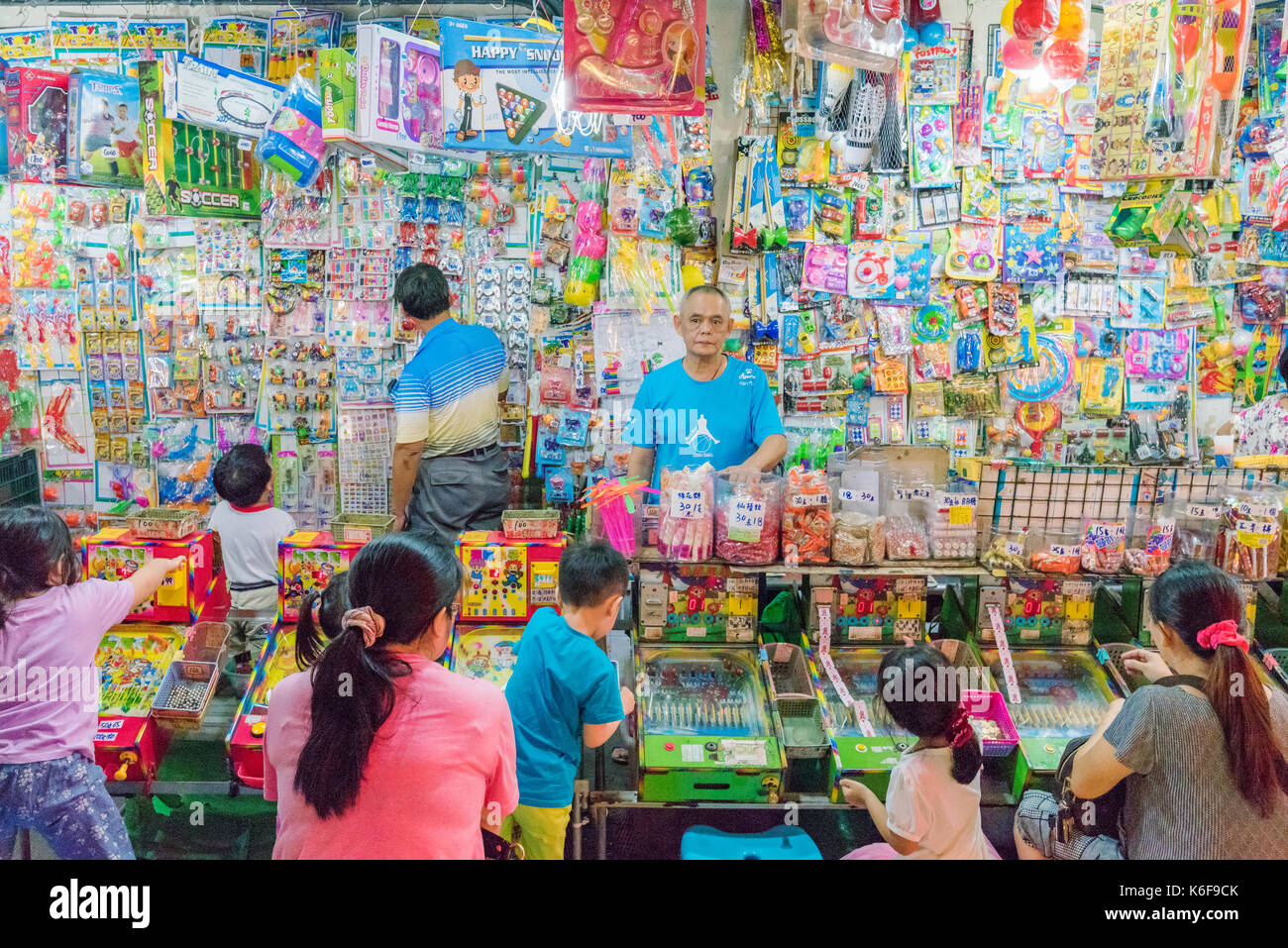 Taipei, Taiwan - 02 luglio: questa è una notte di mercato gioco che i bambini ed i loro genitori venuti a giocare e vincere premi come giocattoli o caramelle sulla luglio 02, 2017 Foto Stock
