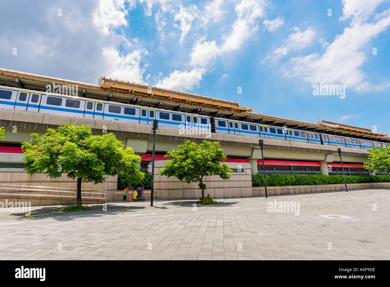 Taipei, Taiwan - 03 luglio: questa è l'architettura di yuanshan dalla stazione MRT. Questo tipo di architettura è comune con la MRT overground stazioni attraverso th Foto Stock