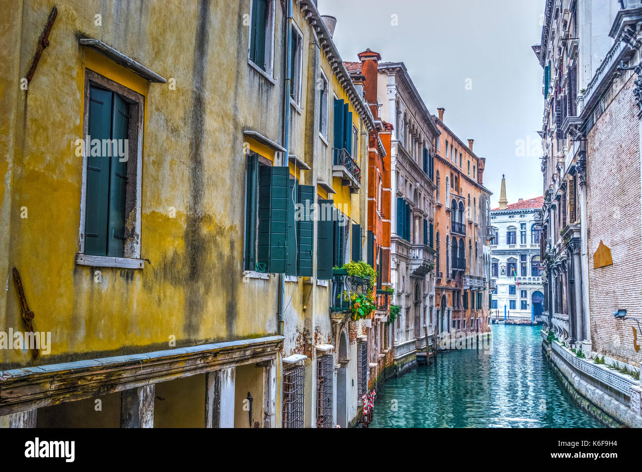 Stretto canale a venezia, Italia Foto Stock