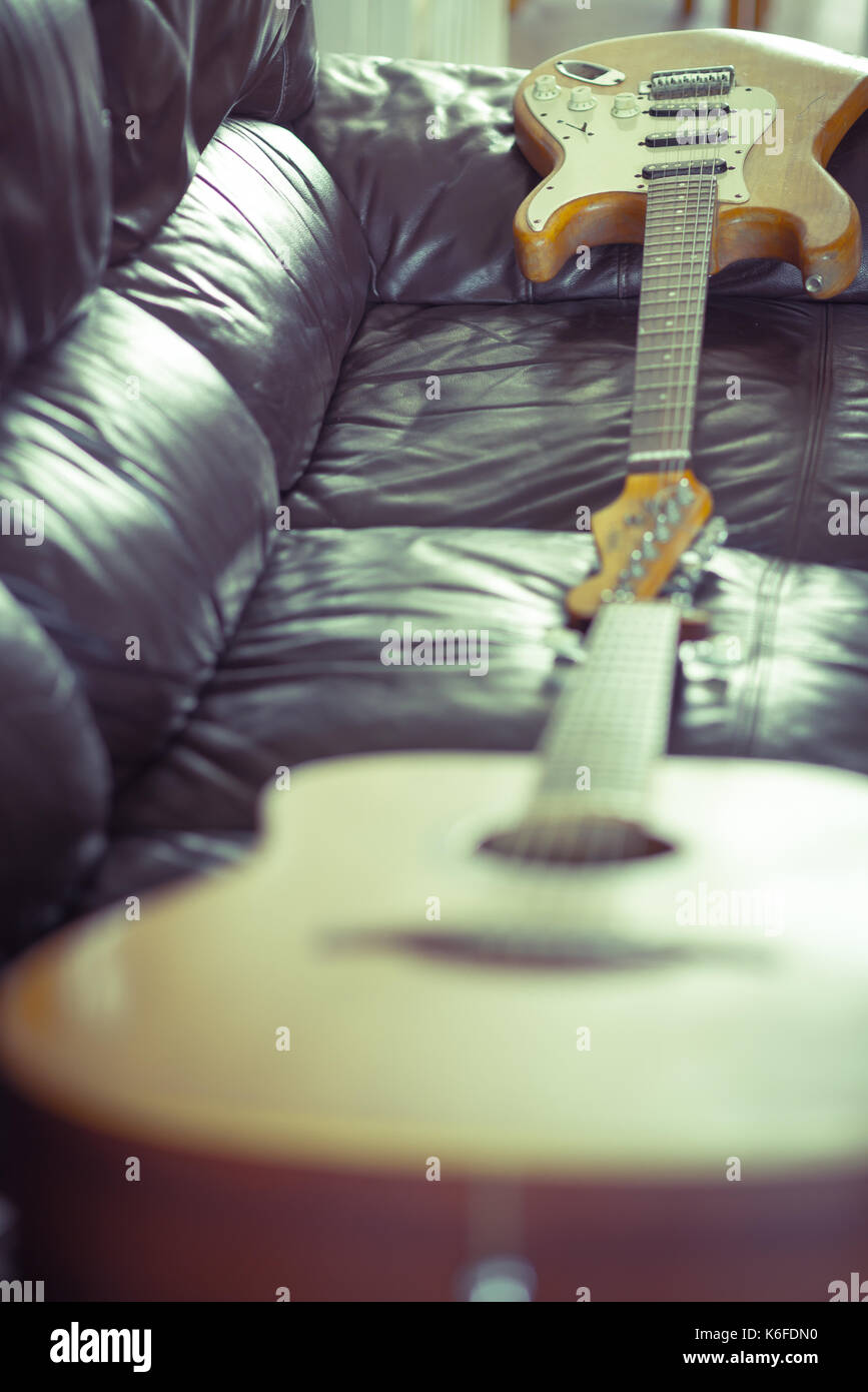 Acustica ed elettrica testa a testa Foto Stock
