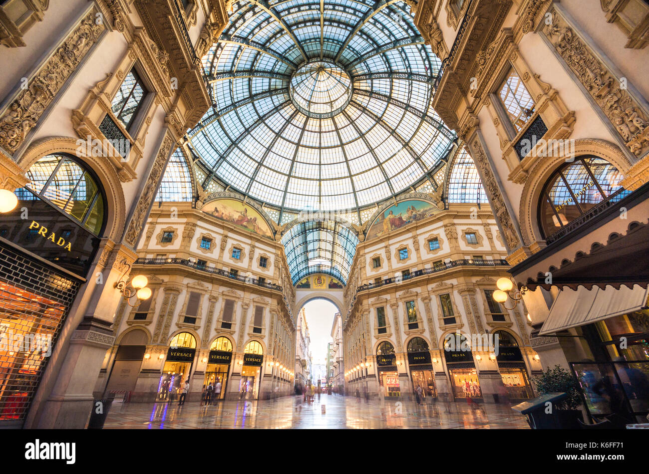 Vittorio Emanuele II di Milano è una delle più antiche del mondo i centri commerciali per lo shopping, progettato e costruito da Giuseppe Mengoni tra 1865 e 1877. Foto Stock