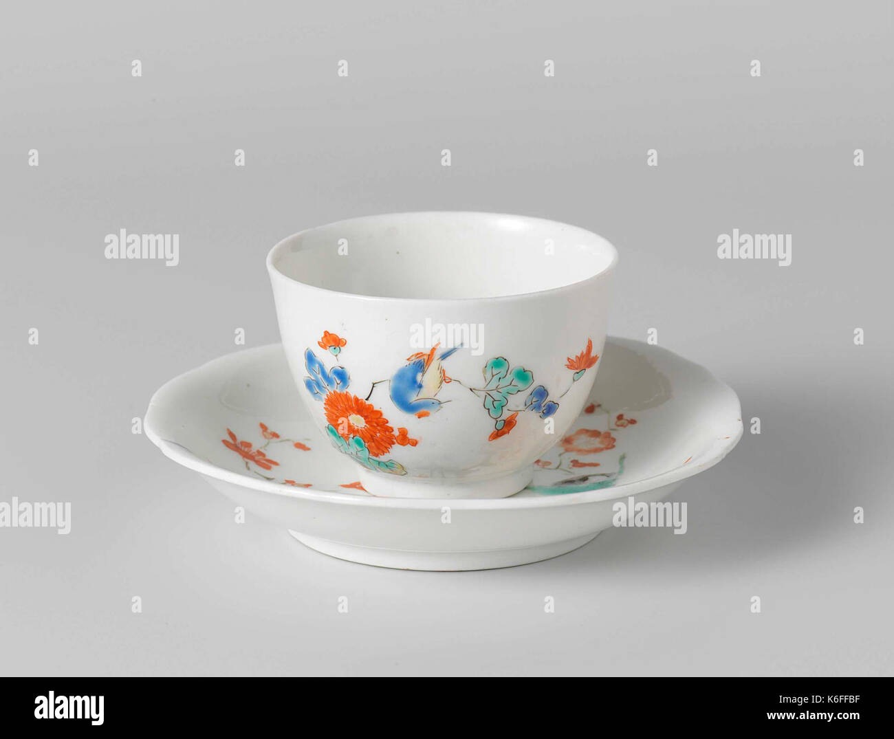 Cup con crisantemo e uccelli Foto Stock