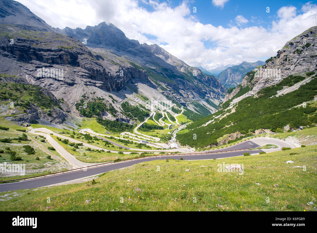 L'Italia, il Parco Nazionale dello Stelvio. famosa strada per il Passo dello Stelvio in ortles alpi. paesaggio alpino. Foto Stock