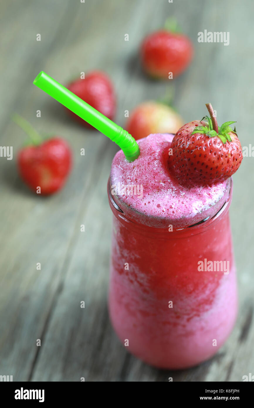 Fragola frullati in vetro su alimenti tabella piano,concetto di succo di frutta bevande per la salute. Foto Stock